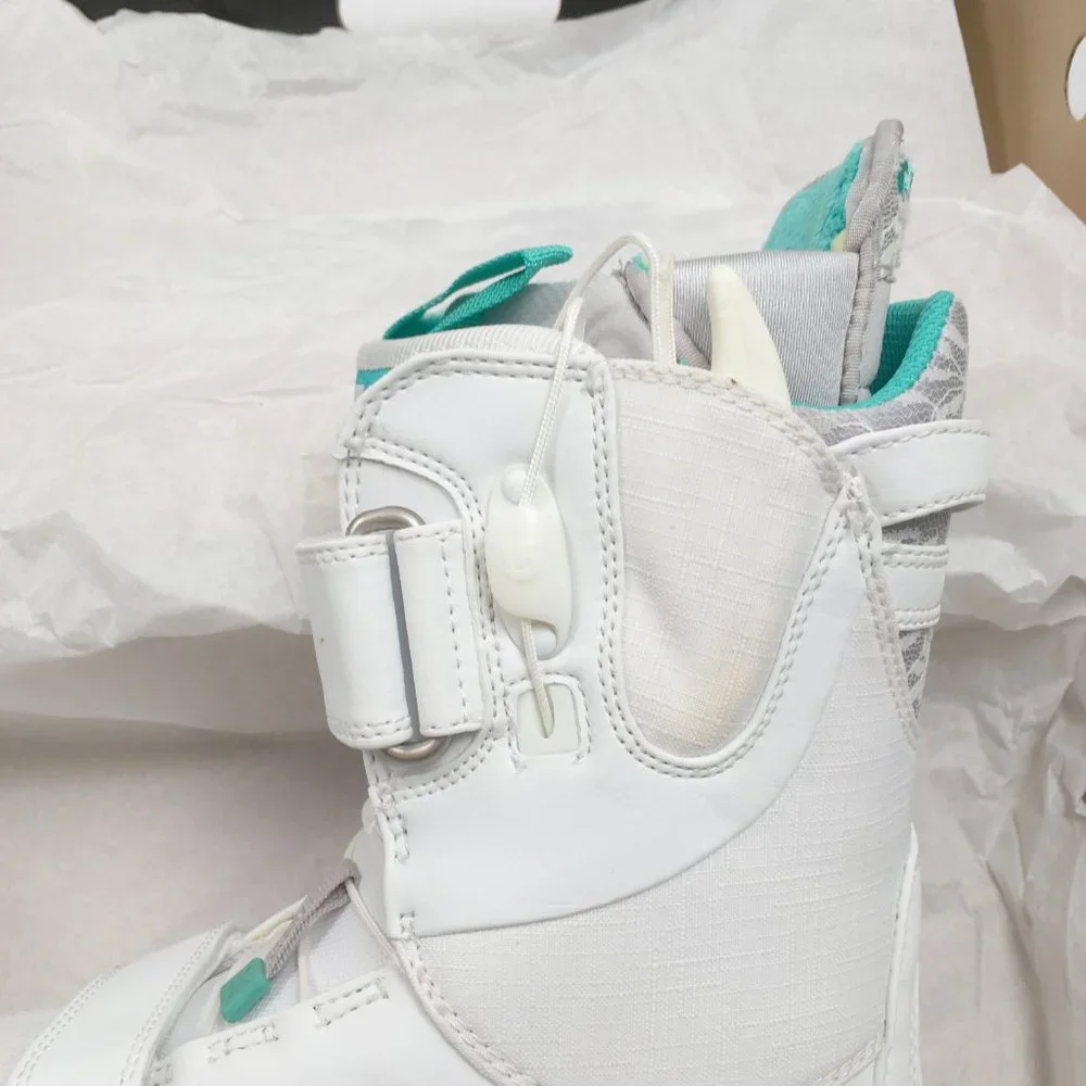 NEW Burton Axel Womens Snowboard Boots!  White  Blue Trim  Size 5.5  or 6